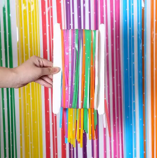 レインリボンタッセルで装飾されたカラーフェスティバルパーティーデコレーションレインシルクカーテン誕生日バルーン背景壁