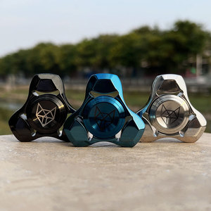 Thép không gỉ chính xác sản xuất chất lượng cao Tri-Spinner Fidget đồ chơi bay kim loại ngón tay Spinner Fidget Spinner - Product Image 1