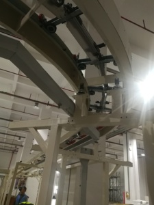 Selezionatrice di scarpe per lo smistamento di abbigliamento trasportatore di smistamento a nastro incrociato con DWS per lo smistamento dei pacchi nel mozzo di smistamento - Product Image 6