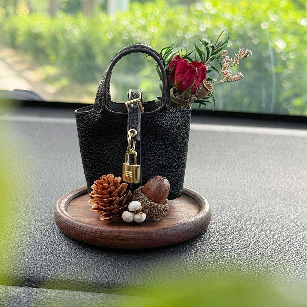 Black handbag +Red roses