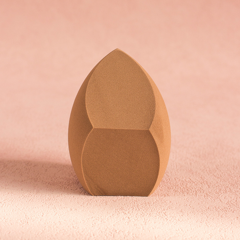 Esponja de maquillaje gigante color camel.
