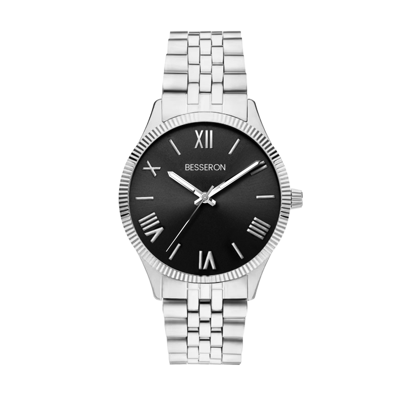 Reloj con esfera negra.