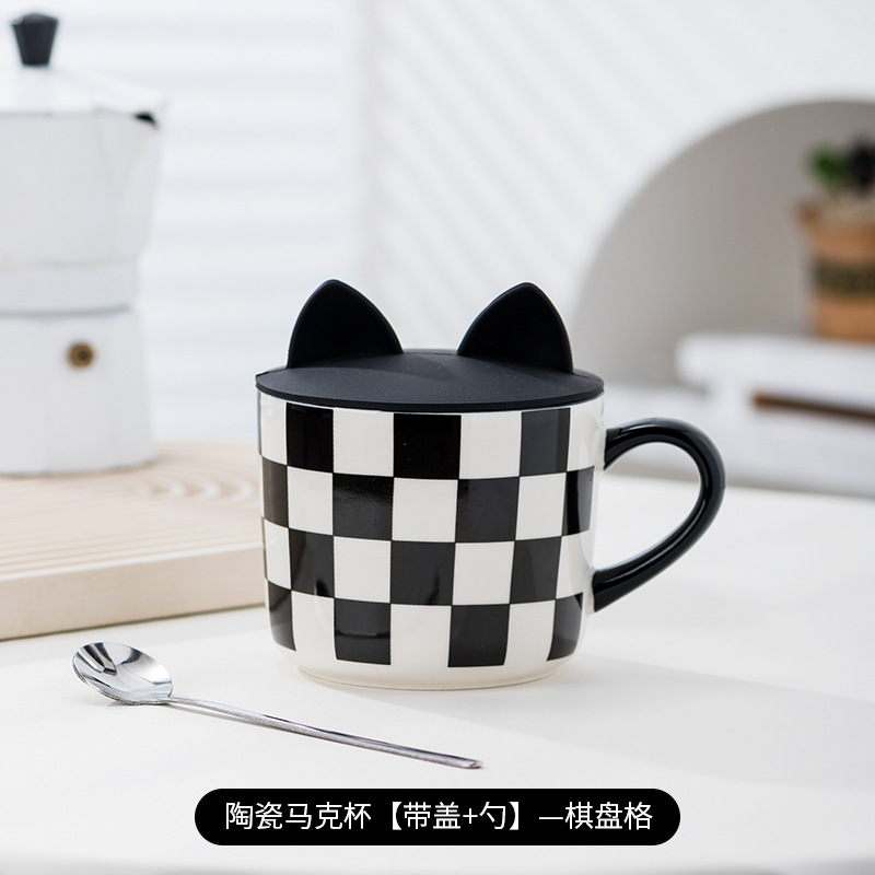 Checkerboard mug with lid and spoon