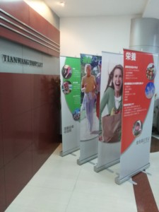 Triển lãm hiển thị Giá Rẻ Bán tùy chỉnh thiết kế quảng cáo cuộn lên biểu ngữ đứng nhôm chất liệu Nhật Bản - Product Image 4