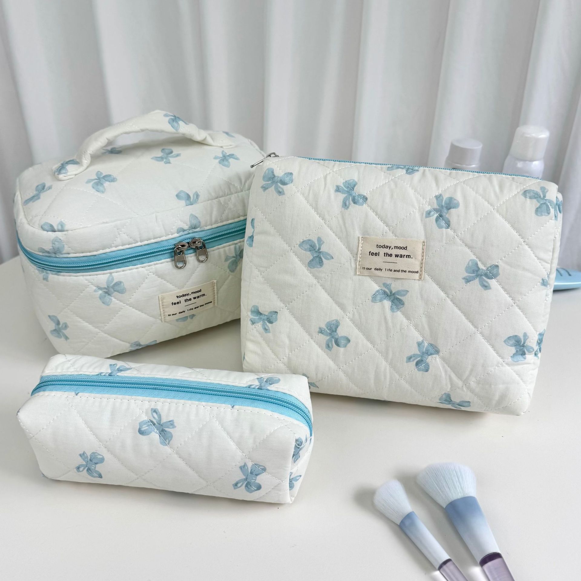 Fond blanc avec des papillons roses