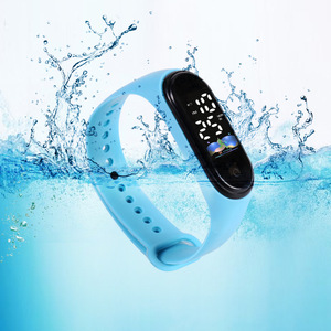 良い価格1ドルM8タッチスクリーンLedスポーツウォッチreloj電子防水ブレスレットメンズデジタルLEDバンドウォッチ