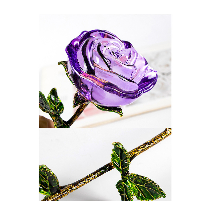 Feuilles vertes éclatantes, roses violettes