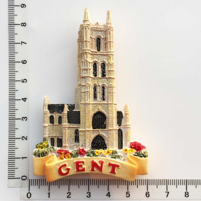 Torre del campanario de Gante belga plateada-medio