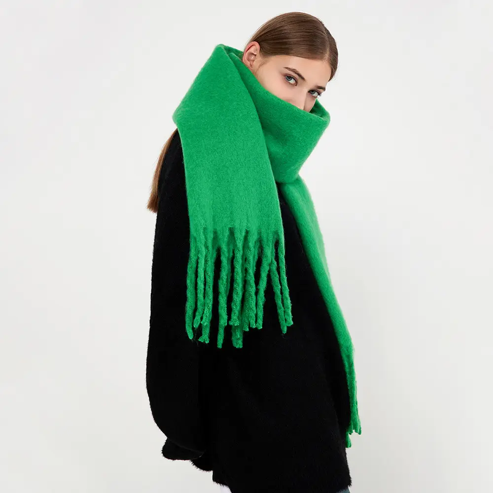 2024 fabricant personnalisé qualité hiver frange luxe écharpe poncho châle dame chaud tricoté gland écharpe pour les femmes