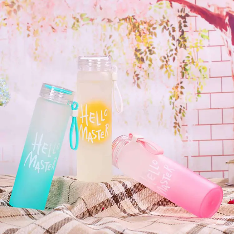 Vendita diretta in fabbrica regali per eventi pubblicitari all'ingrosso bottiglia d'acqua in vetro colorato personalizzato di colore smerigliato creativo
