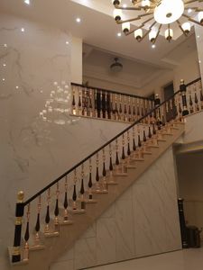 עיצוב עכשווי עכשווי בהתאמה אישית טור מדרגות צבע זהב עבור וילה & מלון לשימוש פנימי - Product Image 6