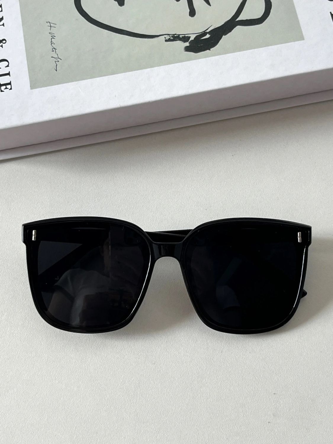 Monture noire, verres noirs.