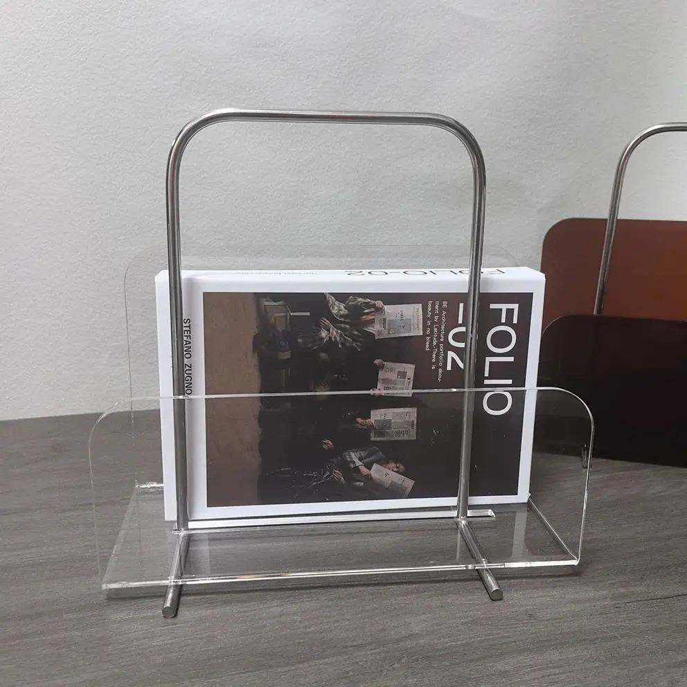 Toptan özel lüks dayanıklı renkli temizle masa düzenleyici dergi ekran akrilik kitap tutucu Metal saplı dergi raf