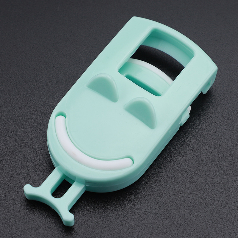 Green smiley eyelash curler