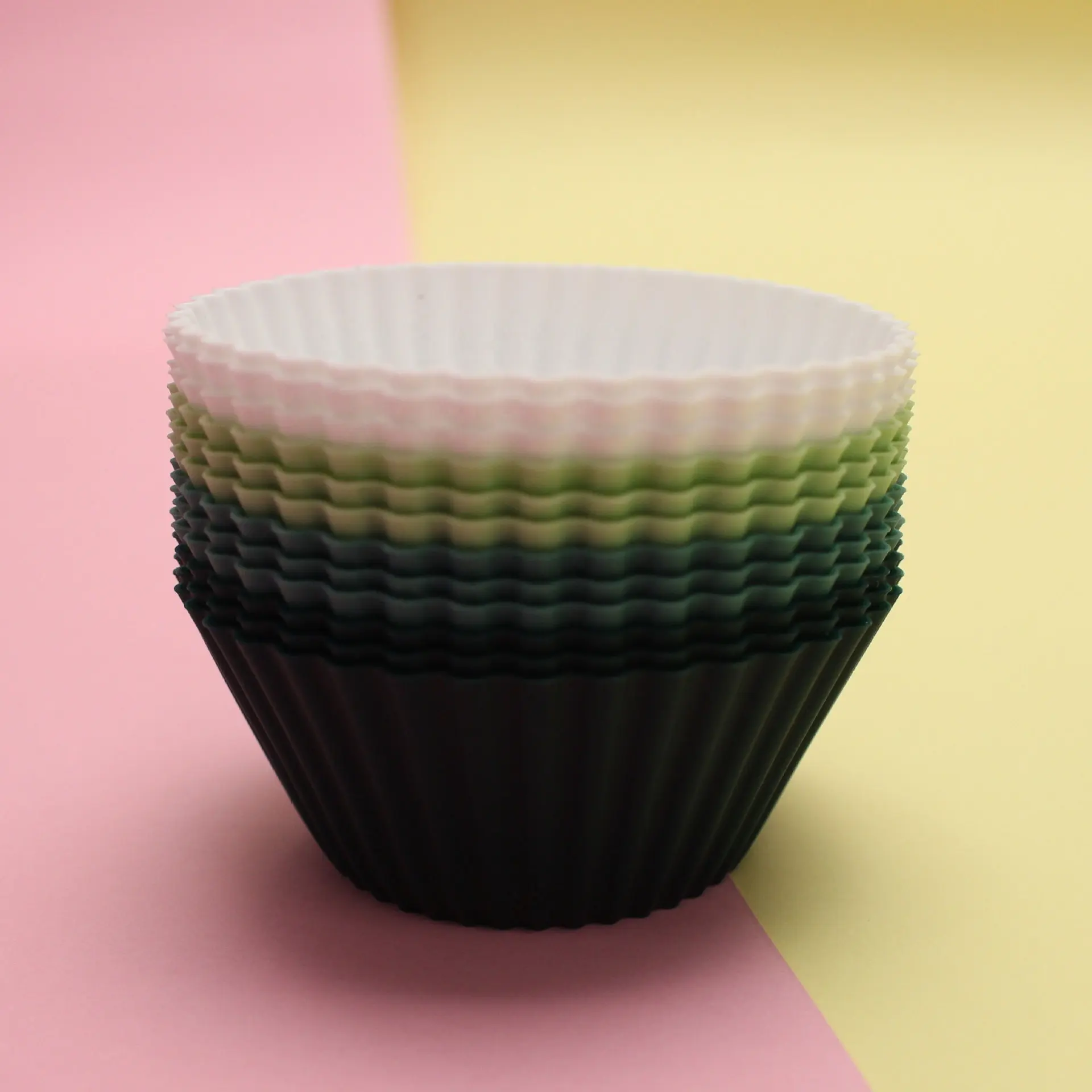 4色再利用可能なBPAフリーシリコンマフィンカップケーキノンスティックモールド12pcs/24pcsパックケーキモールド