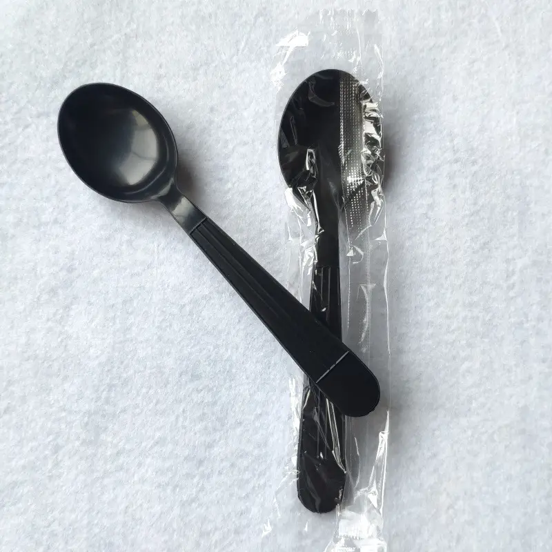 Fourchette et couteau cuillère en plastique PP noir de haute qualité jetables emballent individuellement ensemble de serviettes et de couverts