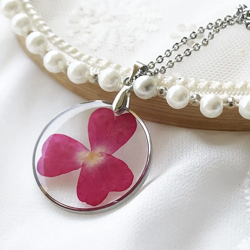 Vente en gros bijoux en résine naturelle hawaïenne pendentif fleur d'hortensia rose fait à la main collier floral mignon cadeaux de demoiselle d'honneur