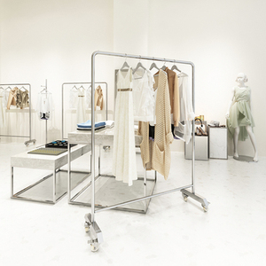 Kainice đơn giản mua sắm <span class=keywords><strong>readymade</strong></span> Hàng may mặc Lady quần áo hạ cánh quần áo móc áo với bánh xe quần áo móc kệ trưng bày - Product Image 3