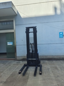 Shuncha工場直販フル電動スタッカー1T 1.5T 2TストラドルスタッカーCE付き - Product Image 5