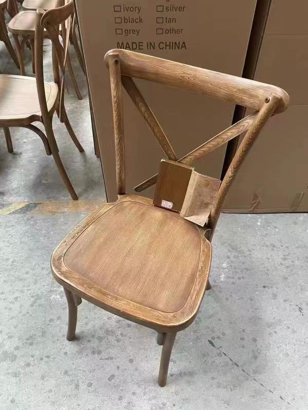 Chaise à dossier croisé en PP