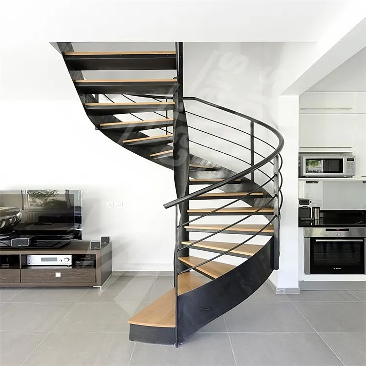 Diseño de escaleras en espiral de metal interior con peldaños de madera maciza y balaustrada de varillas