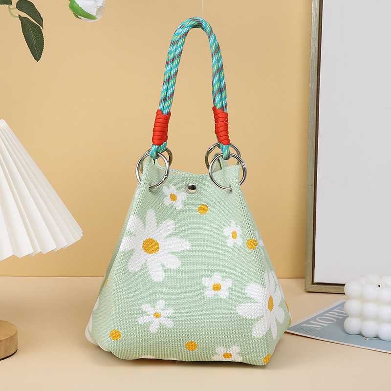 Fond vert avec motifs floraux blancs