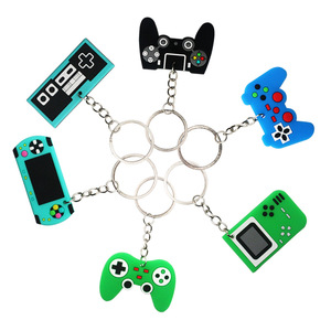 Venta al por mayor barato de PVC de silicona de plástico Gamepad llavero 2D 3D de goma suave de dibujos animados PS4 controlador de juego mosquetón llavero - Product Image 1