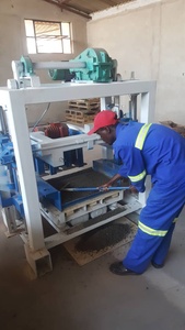 Kaidong-Apilador semiautomático, bomba de hormigón, pavimento, arcilla, ladrillo, bloque de construcción, máquina de fabricación de fuerza en Kenia - Product Image 5