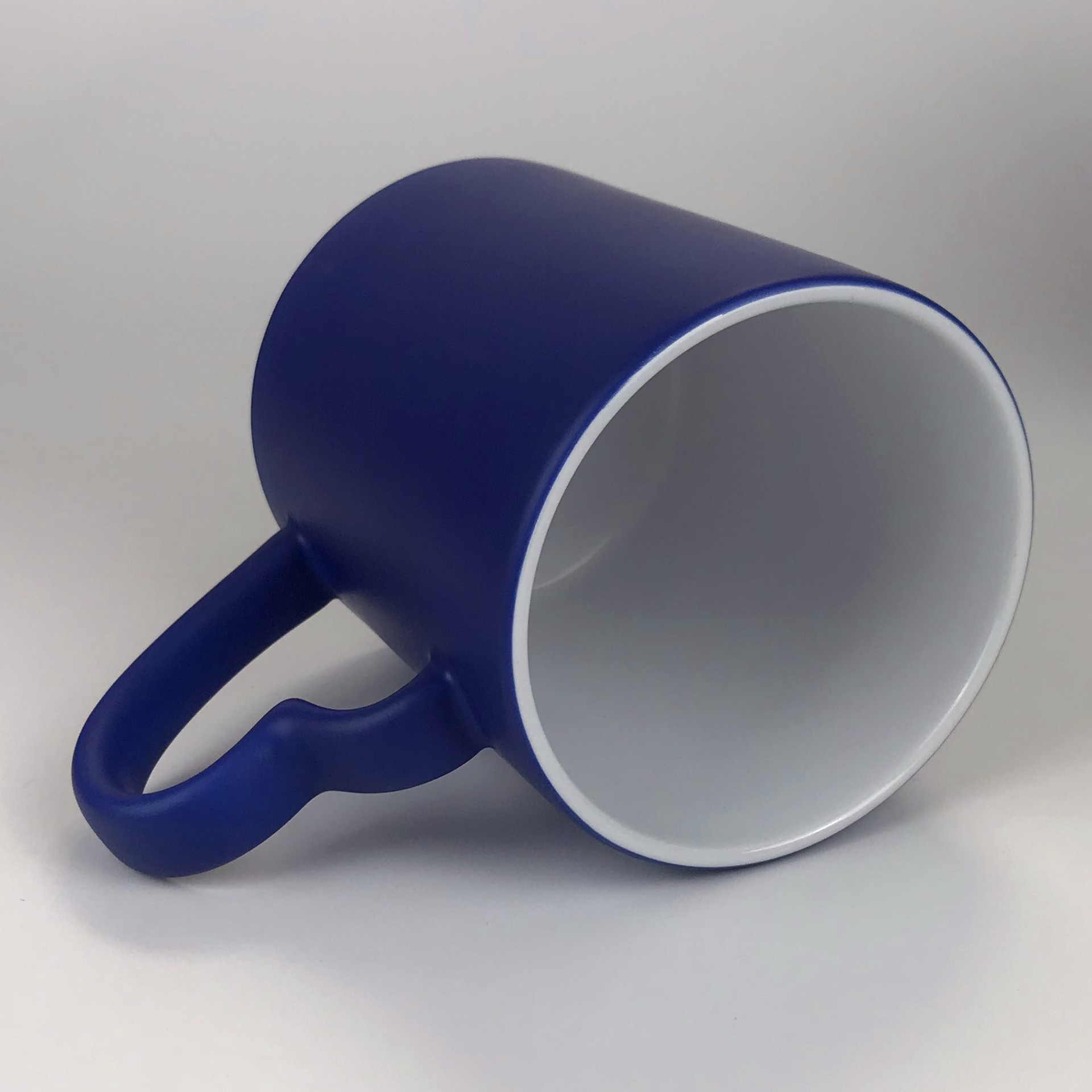 Blue Heart emballe des tasses à changement de couleur, des tasses nues et des boîtes à œufs dans des cartons.