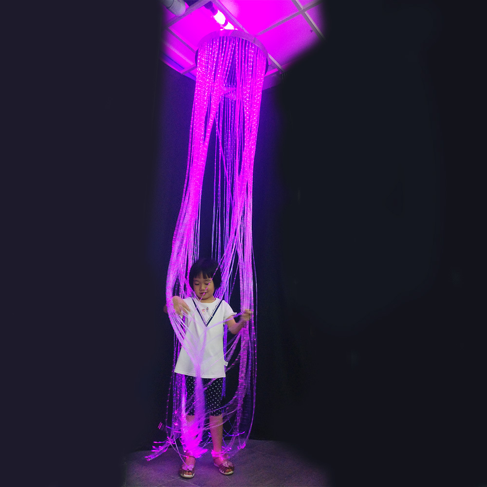 Fibras transparentes, cascada con fuente de luz LED