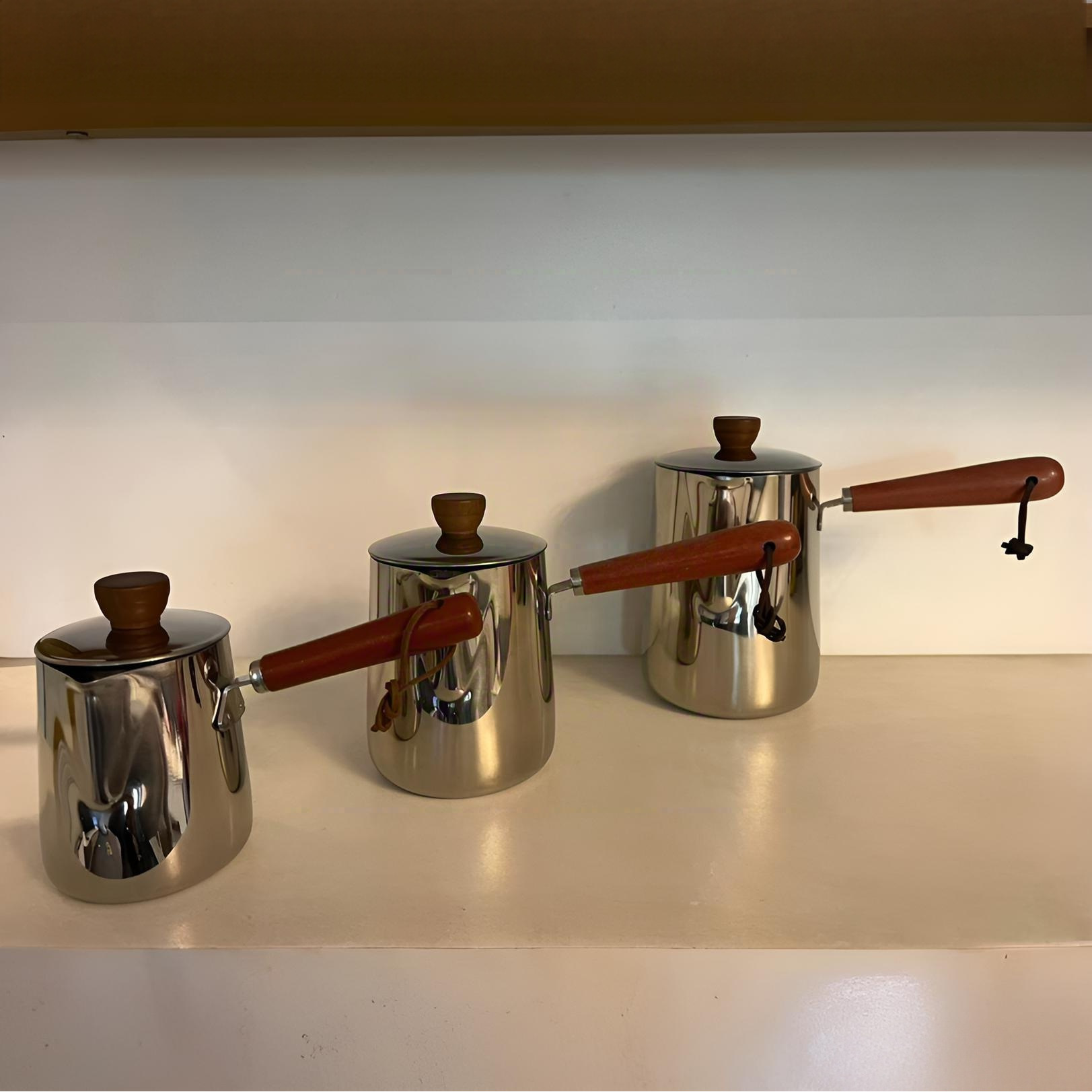 Tasse à lait avec manche en bois (surface lisse), argentée avec couvercle.
