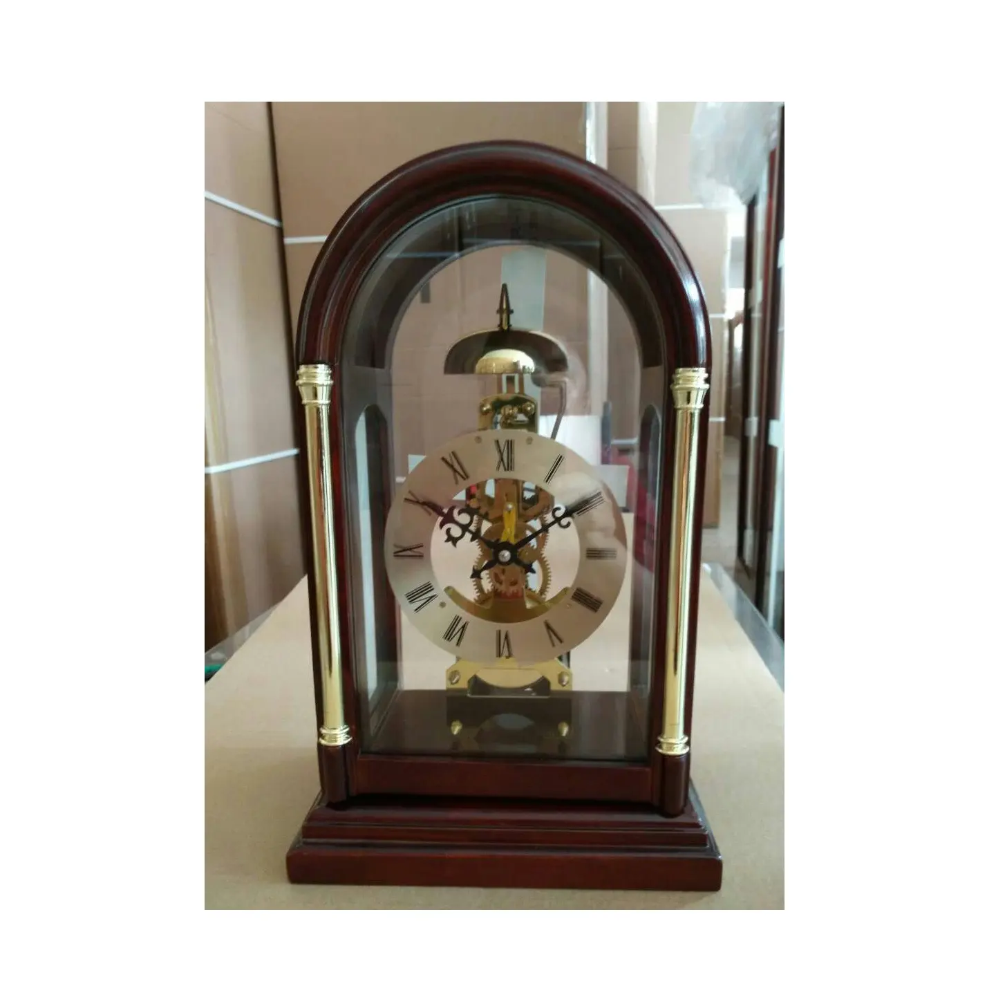 標準的なマンテル時計で作られた時計は、装飾的な彫刻が施された正面のアクセントとシルクスクリーンで見るのが楽しいです