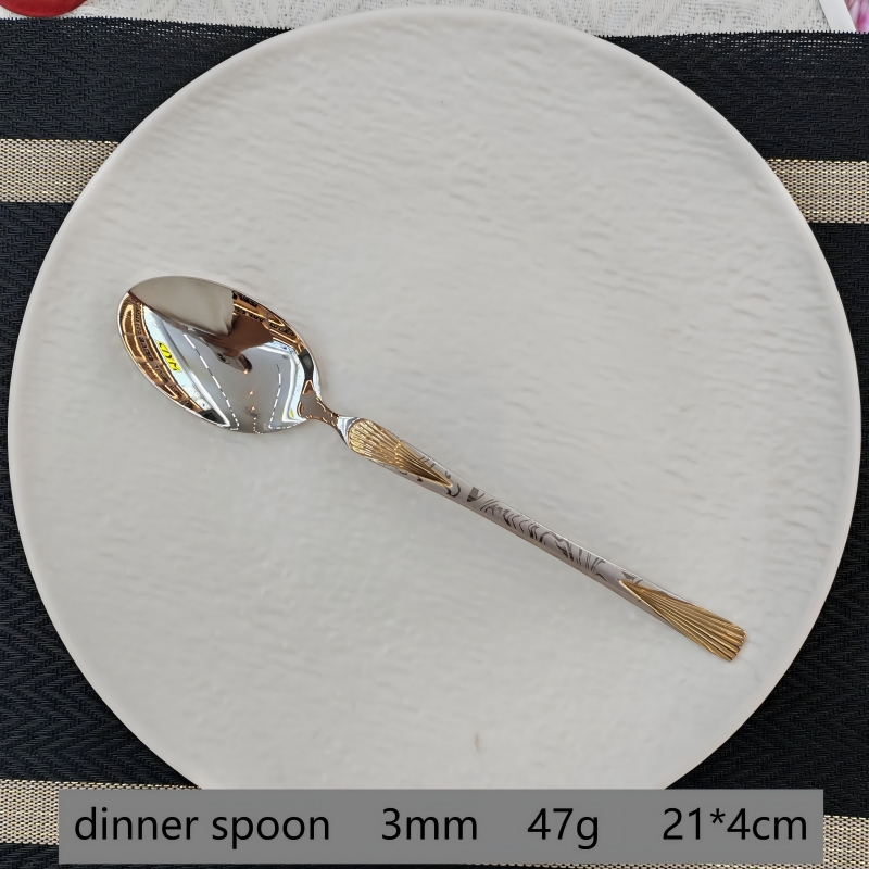 Cuillère à dîner dorée