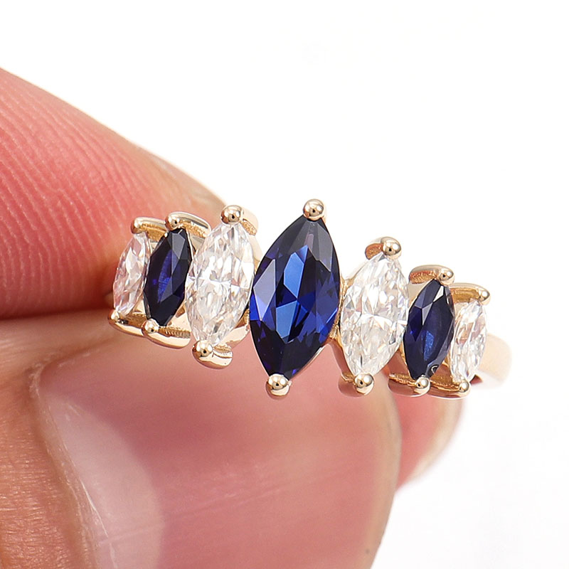 Bague en or 14 carats avec saphir de laboratoire et moissanite