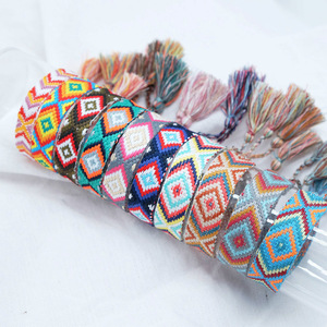 สายรัดข้อมือสไตล์โบฮีเมียนสายถักสีสันสดใสงานปักโลโก้ได้ตามต้องการ - Product Image 2