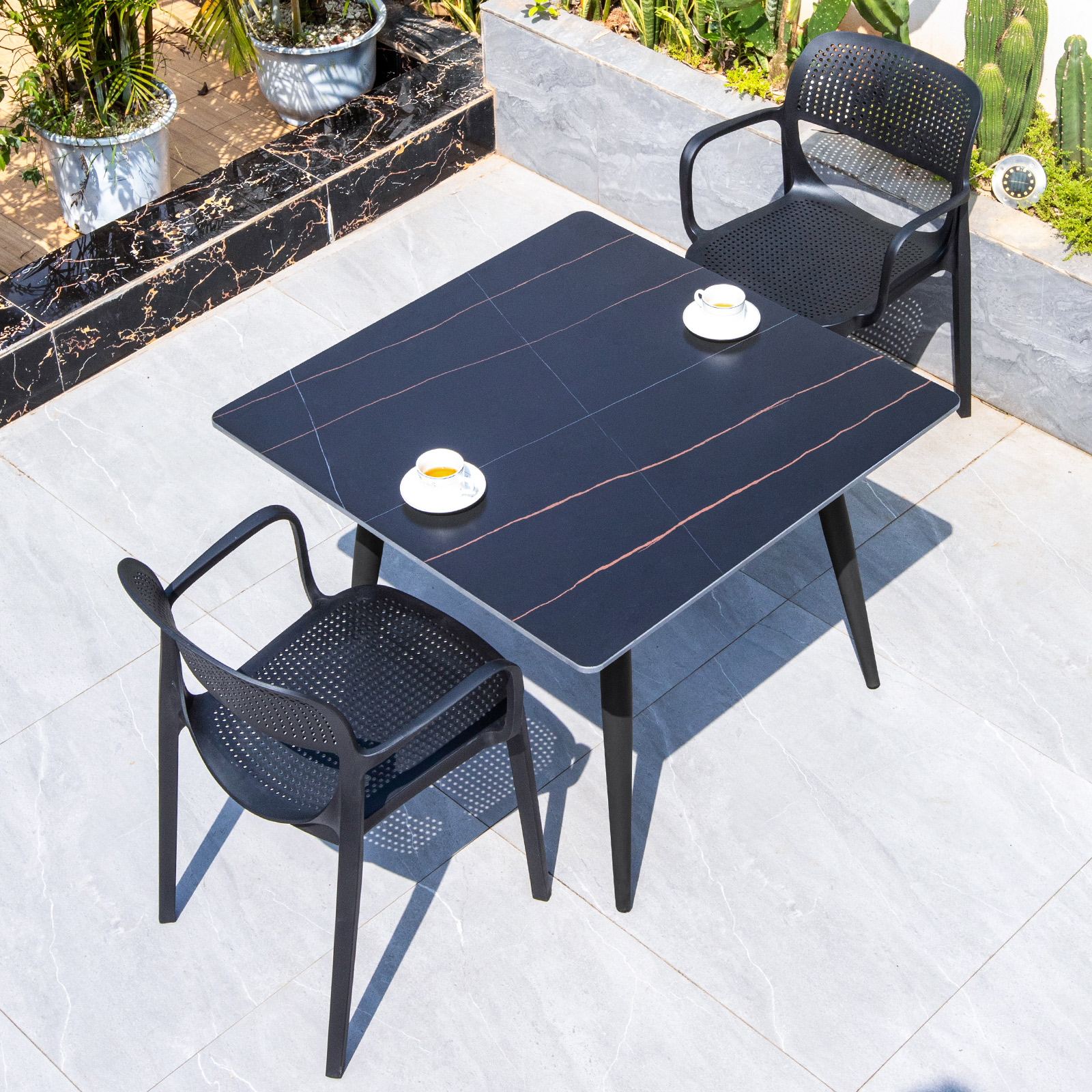 B-90cm table carrée et 2 chaises