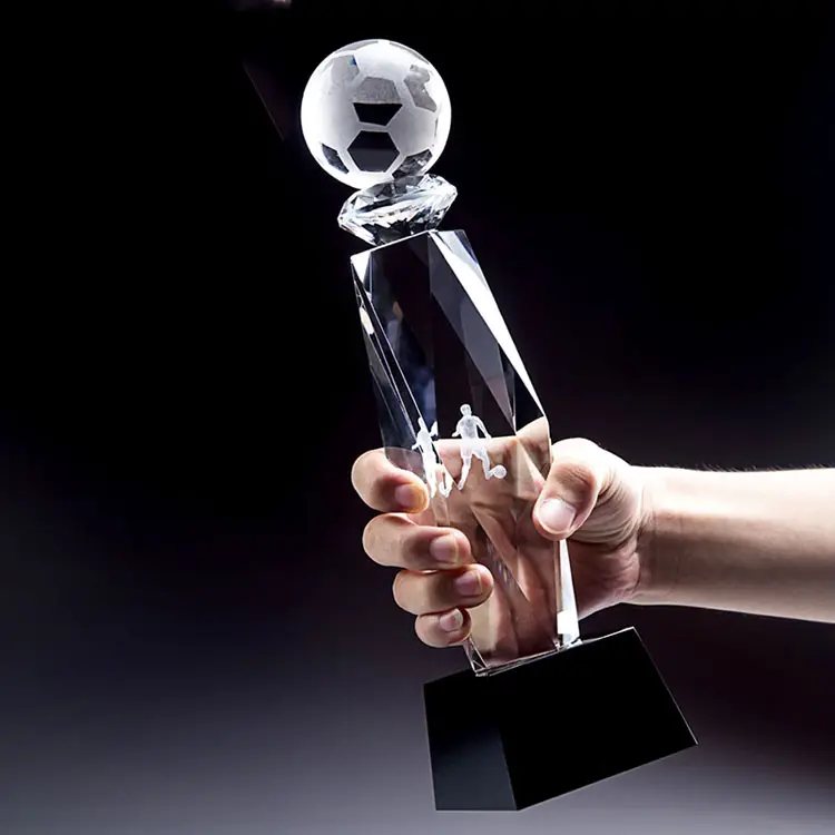 लीग मैचों के लिए 3डी लेजर उत्कीर्ण फुटबॉल ग्लास ट्रॉफी सॉकर क्रिस्टल बॉल ट्रॉफी पुरस्कार