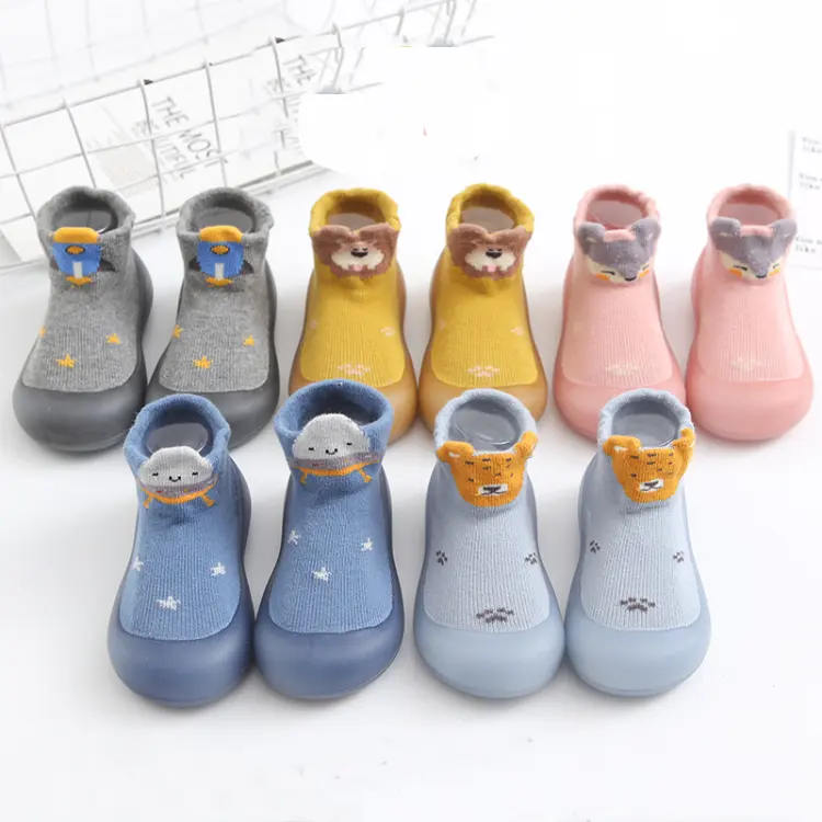 HY-152 새로운 디자인 아기 유아 양말 신발 부드러운 실리콘 단독 신발 만화 면 첫 번째 운동화 아이들을위한 미끄럼 방지 아기