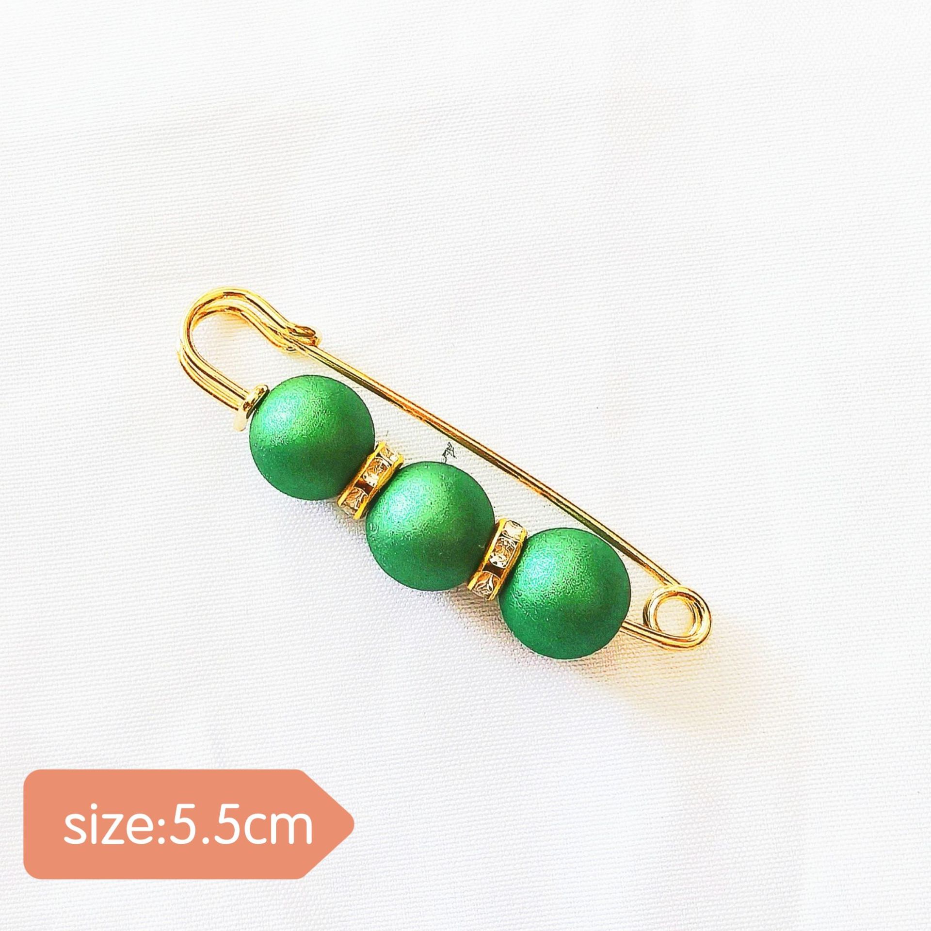 Pin 8#Tres cuentas verdes, aguja dorada, 5.5 cm.