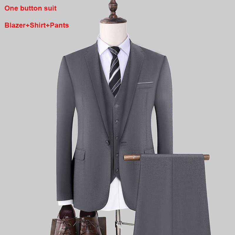 Traje gris de hombre de una botonadura con chaqueta, camisa y pantalón