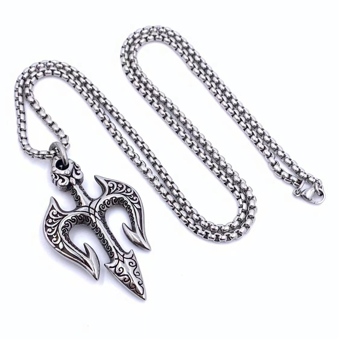 Un pendentif avec une chaîne de 70 cm de long.