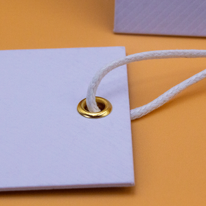 Etiquetas colgantes con logotipo personalizado Diseño e impresión Etiqueta de ropa de moda Etiqueta colgante de ropa en relieve con cuerda - Product Image 5