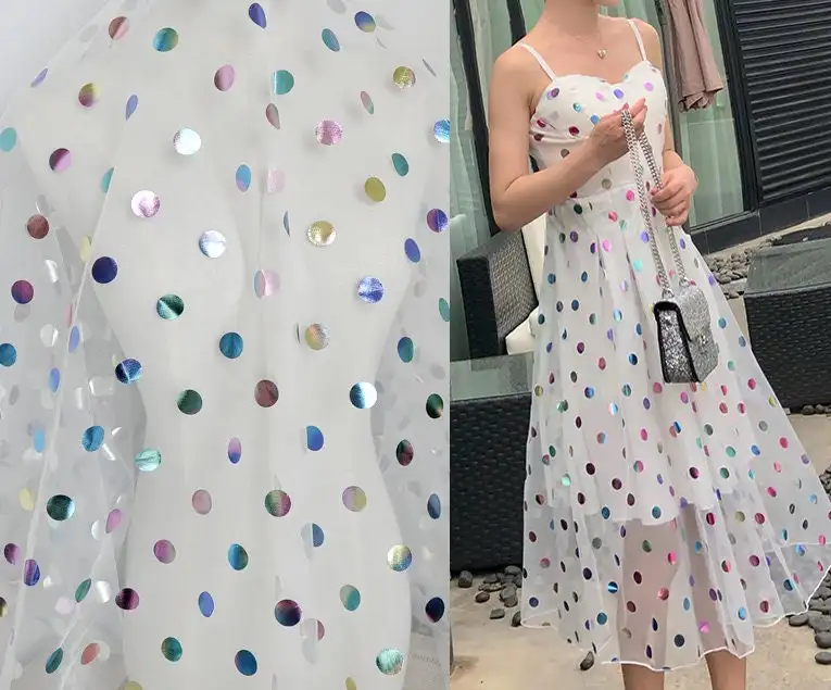 Vestido de tecido de renda com bolinhas brilhantes