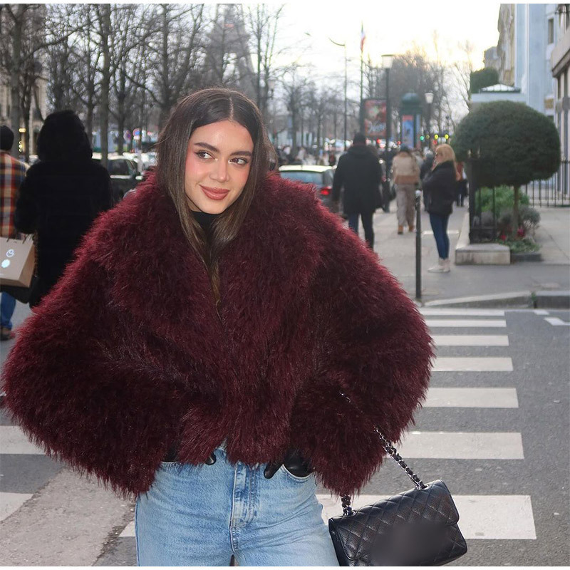 Col tailleur en fourrure teddy bordeaux