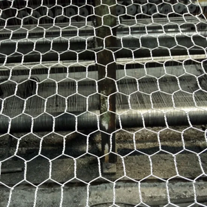 Versatile pannello di maglia in acciaio zincato 1 ''2'' griglia di filo di ferro saldato G40 rete trattata superficiale per applicazione divisore magazzino - Product Image 1