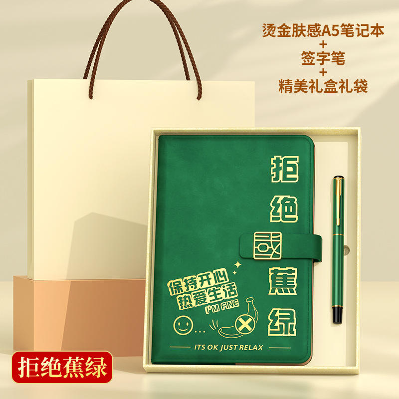 Rejetez les carnets et boîtes cadeaux en feuille d'or et vert brûlé.