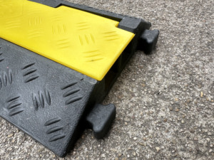 באיכות גבוהה pvc כבל מגן מגב גומי בטיחות הכביש 2/3/5 ערוץ מהירות הדבשת - Product Image 5