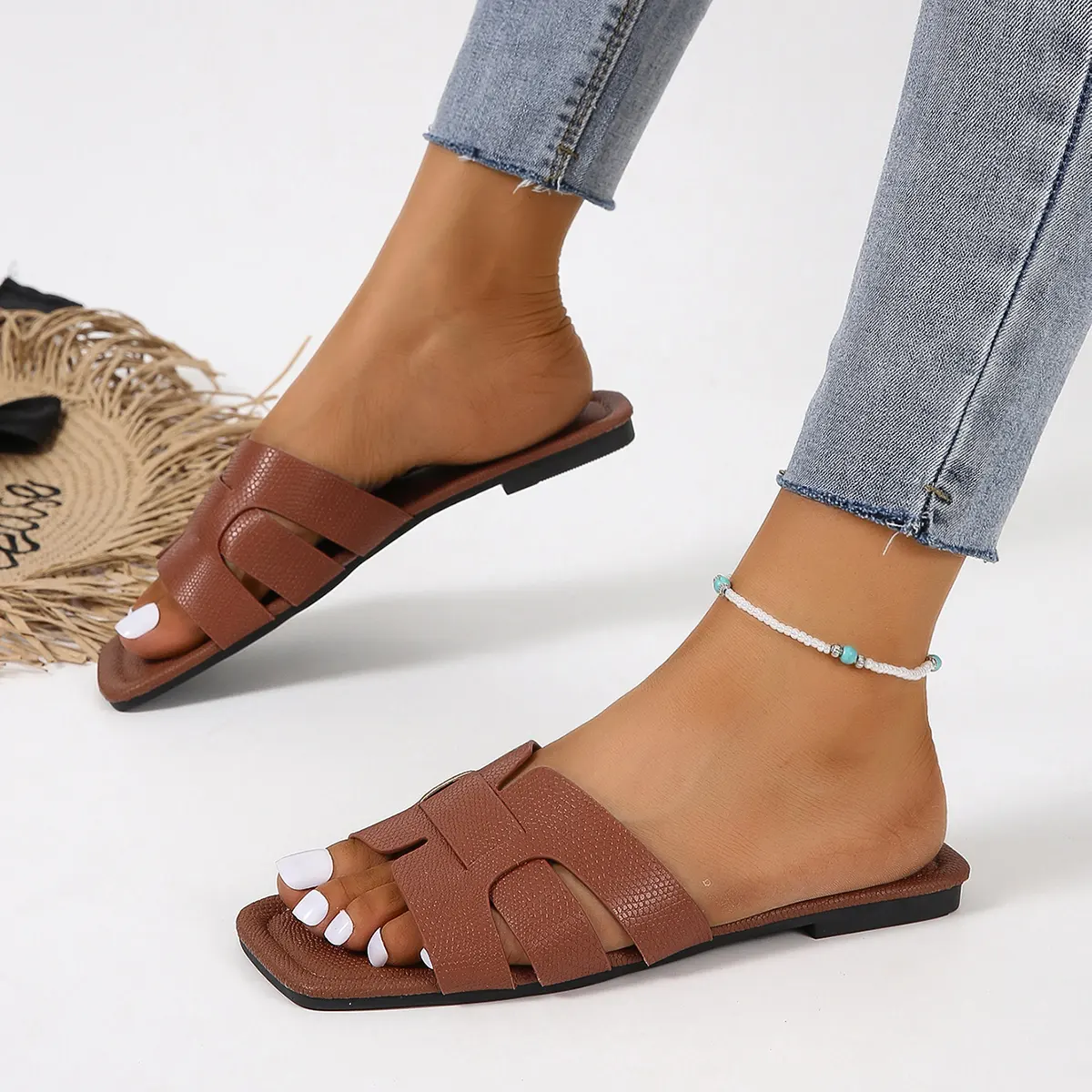 33 Farben Schneller Versand flacher Sommer quadratischer Zeh Pu-Leder-Damen-Sandalen 2024 Damen-Slips YTXNT43