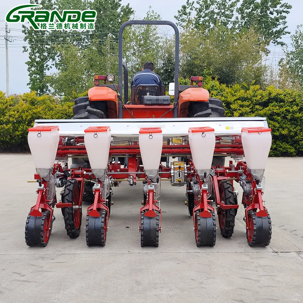 Tractor neumático de sembradora de maíz hecho en China, sembradora de vacío de maíz de 4 filas con tolva de fertilizante