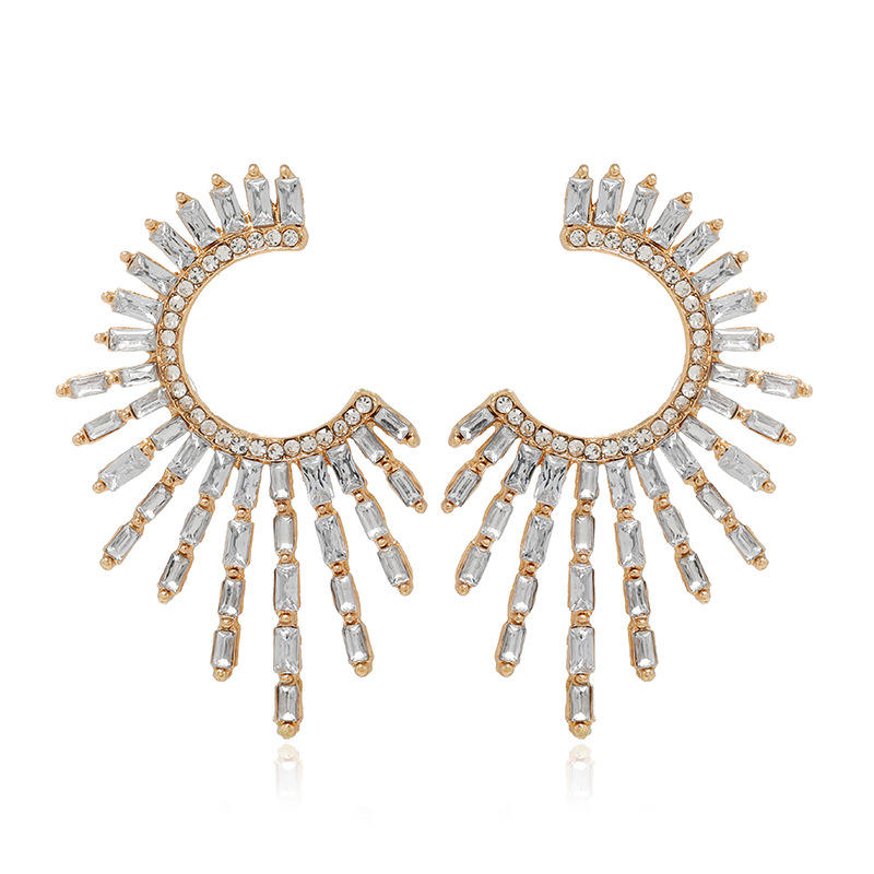 เพชรสีขาวบนพื้นหลังสีทอง